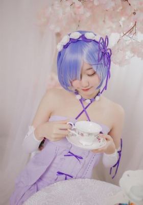美女和老师拔萝卜_BD英语免费观看